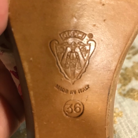 Vintage Gucci Sandal Thong Red pattern with gold - Picture 3 of 8